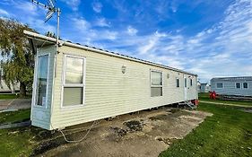 6 Berth Caravan For Hire At Seawick Holiday Park In Clacton-On-Sea Ref 27049Sw
